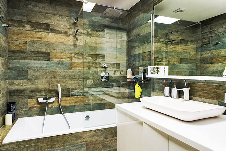 /img/gallery/custom-bathroom-tile-quartz-countertops-top-mountsink.jpg